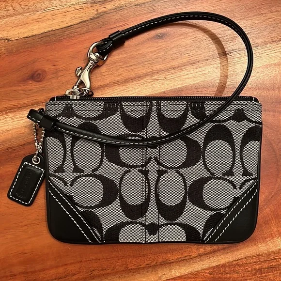 NEW COACH WRISTLET FROM THE SIGNATURE COLLECTION - Picture 2 of 9
